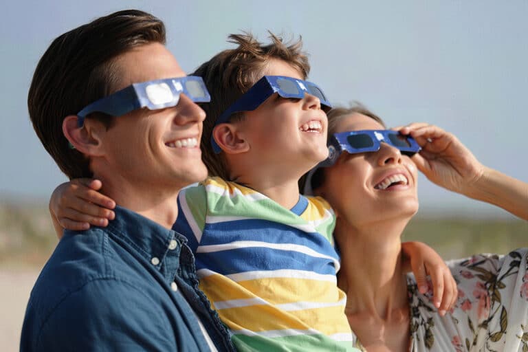 Famille en train de regarder une éclipse solaire.