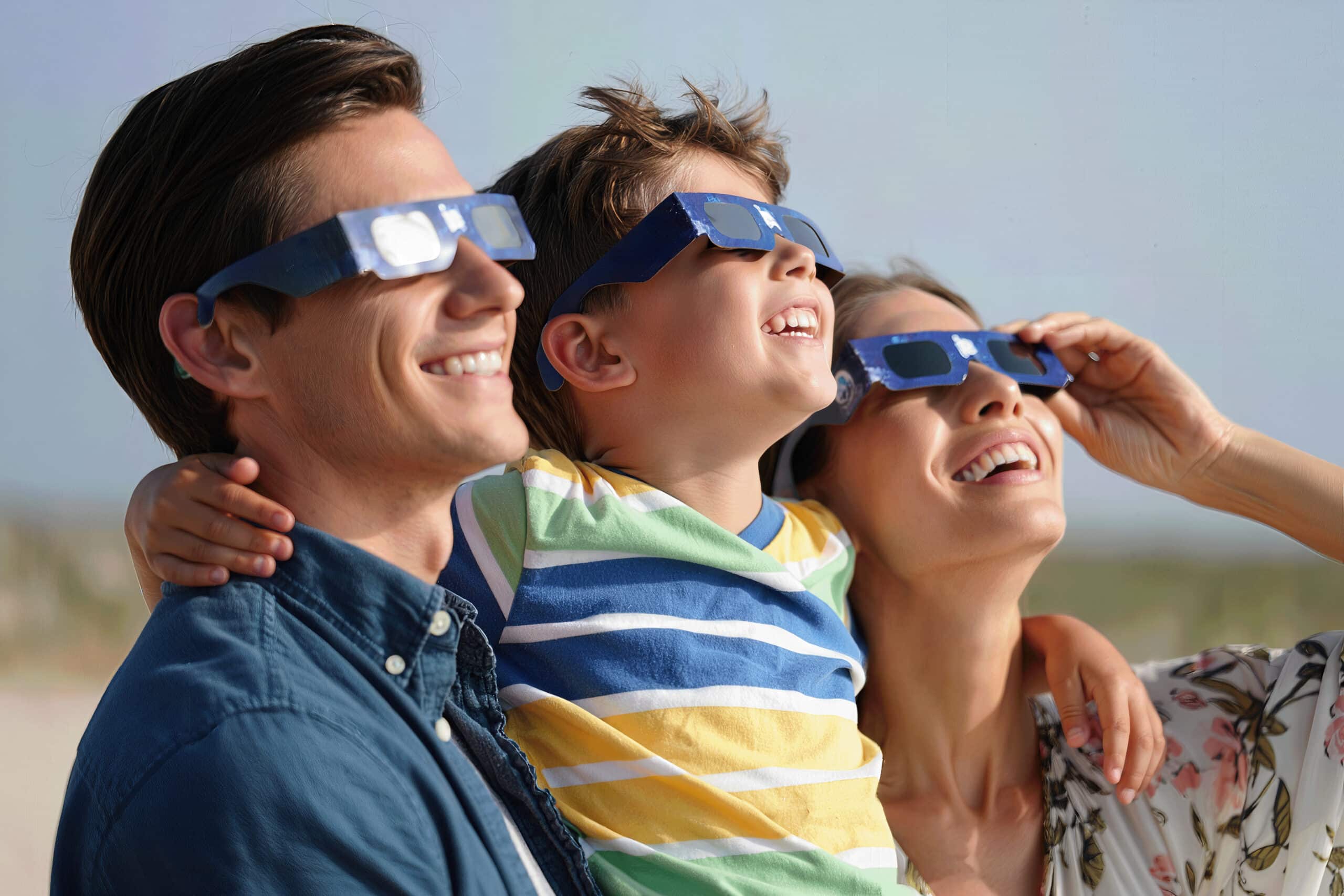 Famille en train de regarder une éclipse solaire.